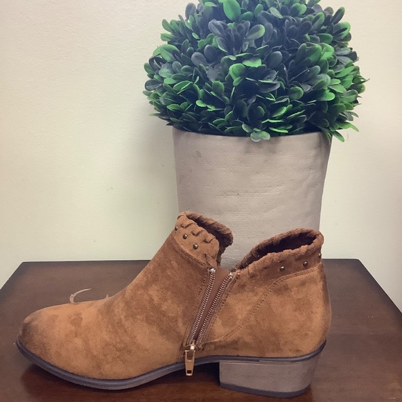 Pierre Dumas Tan Suede Booties….. Size 8.5 - Picture 2 of 4
